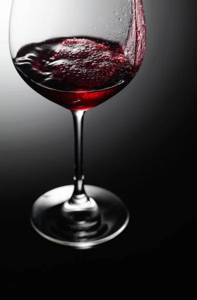 Closeup Vinho Tinto Derramando Sobre Fundo Preto — Fotografia de Stock