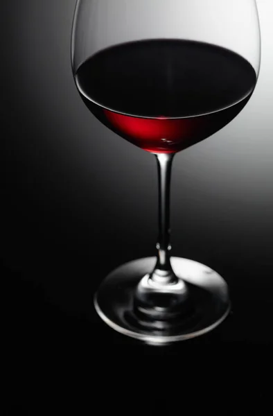 Het Glas Rode Wijn Zwarte Achtergrond Achtergrondverlichting — Stockfoto