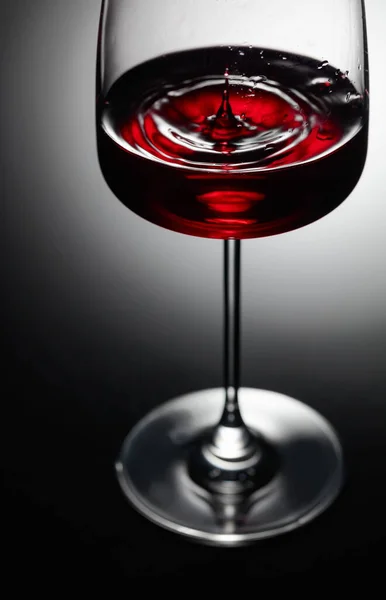 Goccia Vino Rosso Cade Bicchiere Vino Fondo Nero Retroilluminazione — Foto Stock