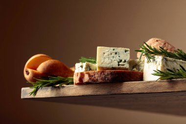 Mavi peynirli, armutlu ve biberiyeli sandviç. Eski ahşap bir ciabatta, mavi peynir, armut ve biberiyenin üzerinde. Aşağıdan görüntüle. 