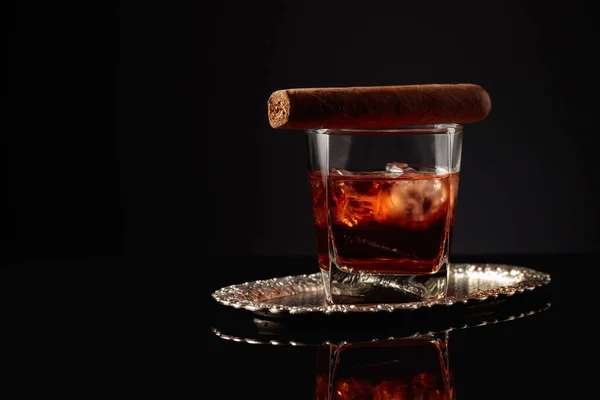 Whiskey Mit Eis Und Zigarre Auf Schwarzem Reflektierendem Hintergrund — Stockfoto