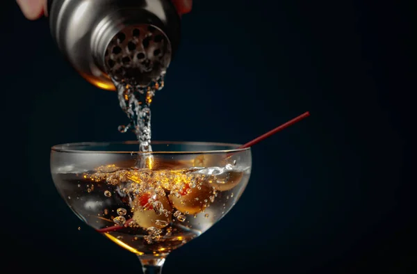 Martini Con Olive Verdi Cocktail Viene Versato Uno Shaker Bicchiere — Foto Stock