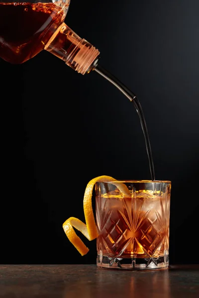 Παλιομοδίτικο Κοκτέιλ Πάγο Και Φλούδα Πορτοκαλιού Ουίσκι Χύνεται Ένα Ποτήρι — Φωτογραφία Αρχείου