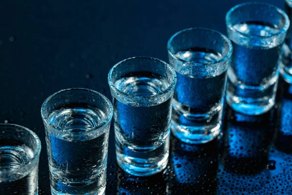 Copos Molhados Vodka Fundo Azul Escuro Foco Seletivo — Fotografia de Stock