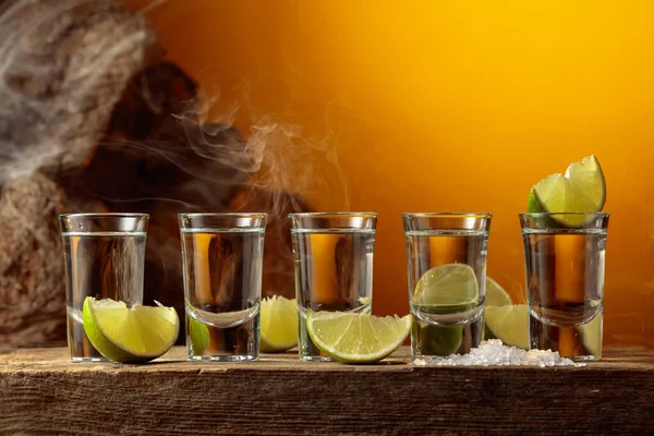 Tequila Mit Salz Und Limettenscheiben Auf Einem Alten Holzbrett — Stockfoto