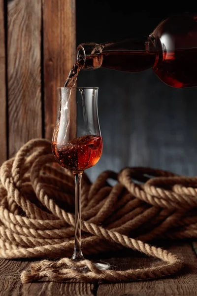 Ron Coñac Whisky Vierte Snifter Antiguo Fondo Madera Con Cuerda —  Fotos de Stock