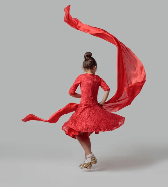 Kırmızı Elbiseli Uçan Kırmızı Kumaşlı Dansçı Kız — Stok fotoğraf