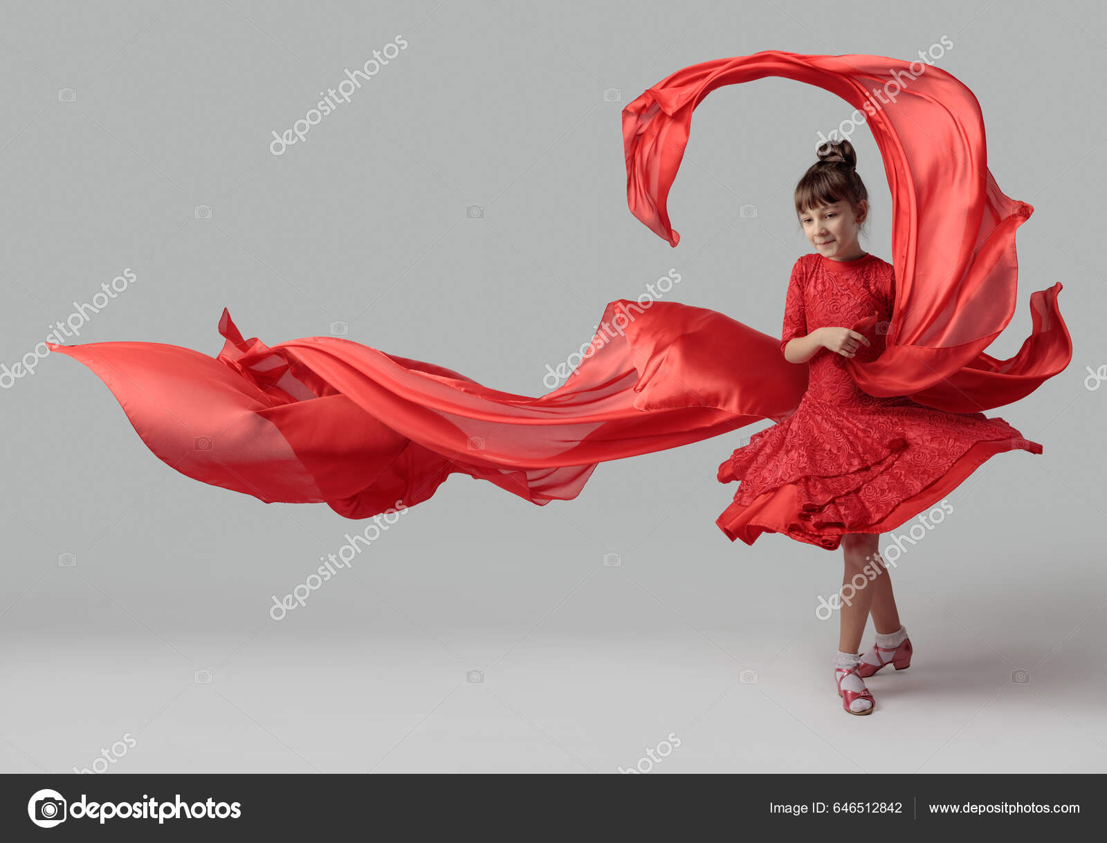 Χορεύτρια Κόκκινο Φόρεμα Κόκκινο Ύφασμα Αντιγραφή Χώρου — Φωτογραφία  Αρχείου © igorr1 #646512842