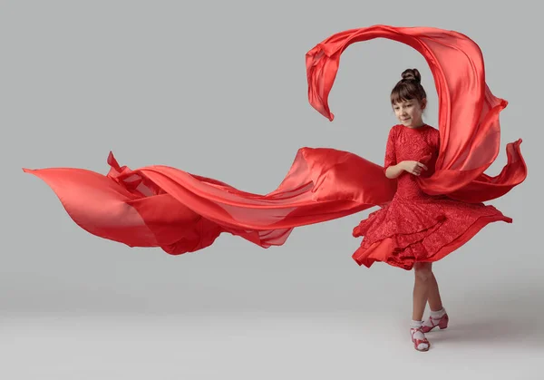 Dansande Flicka Röd Klänning Med Flygande Rött Tyg Kopiera Utrymme — Stockfoto