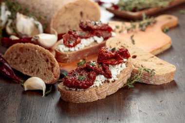 Ricotta, güneşte kurutulmuş domates ve kekik. Geleneksel Akdeniz atıştırması.