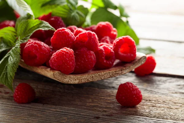 Fresh Raspberries Leaves Old Wooden Background — Stock Photo, Image
