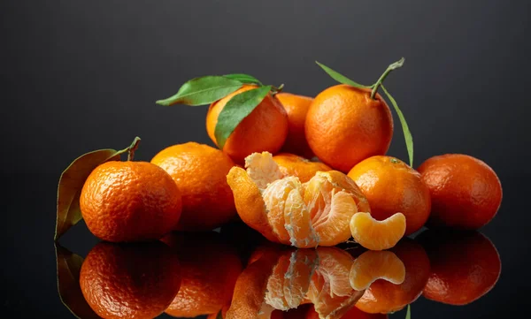 Mandarinas Clementinas Con Hojas Verdes Sobre Fondo Negro Reflectante —  Fotos de Stock