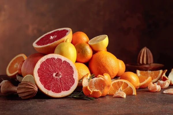 Citrusfrukter Ett Gammalt Brunt Bord Presenteras Apelsiner Grapefrukter Citroner Och — Stockfoto