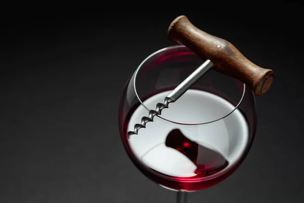 Bir Kadeh Kırmızı Şarap Tirbuşon Seçici Odaklanma Boşluğu Kopyala — Stok fotoğraf