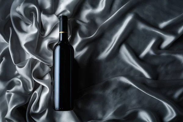 Eine Flasche Rotwein Auf Grauem Satinhintergrund Ansicht Von Oben — Stockfoto