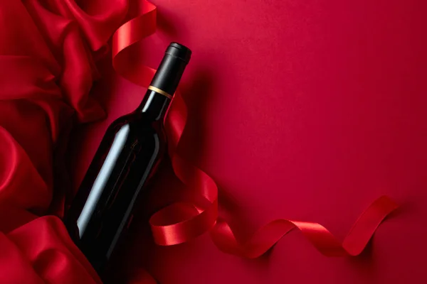 Bottiglia Vino Rosso Fondo Rosso Vista Dall Alto — Foto Stock