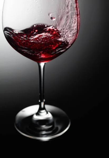 Zbliżenie Czerwonego Wina Zalewającego Czarne Tło — Zdjęcie stockowe