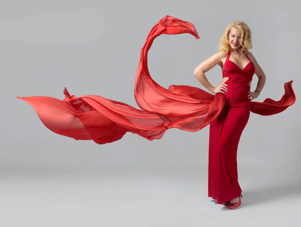 Attraktive Reife Frau Einem Roten Abendkleid Mit Fliegendem Roten Stoff — Stockfoto