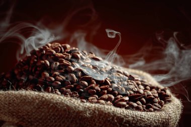 Orta pişmiş kahve çekirdekleri çuval içinde dumanlıdır..