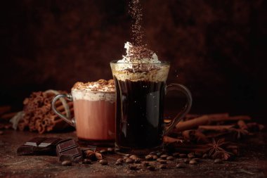 Kahve ve kremalı sıcak çikolata üzerine çikolata kırıntıları serpiştirilmiş..