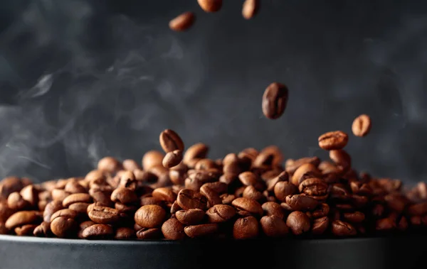 Ångande Kaffebönor Rörelse Svart Bakgrund — Stockfoto