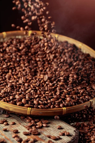 Mittelgroße Geröstete Kaffeebohnen Werden Einen Korb Gefüllt Kopierraum — Stockfoto