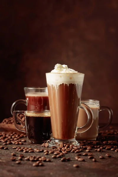 커피와 초콜릿 음료와 원두가 배경에 흩어져 — 스톡 사진
