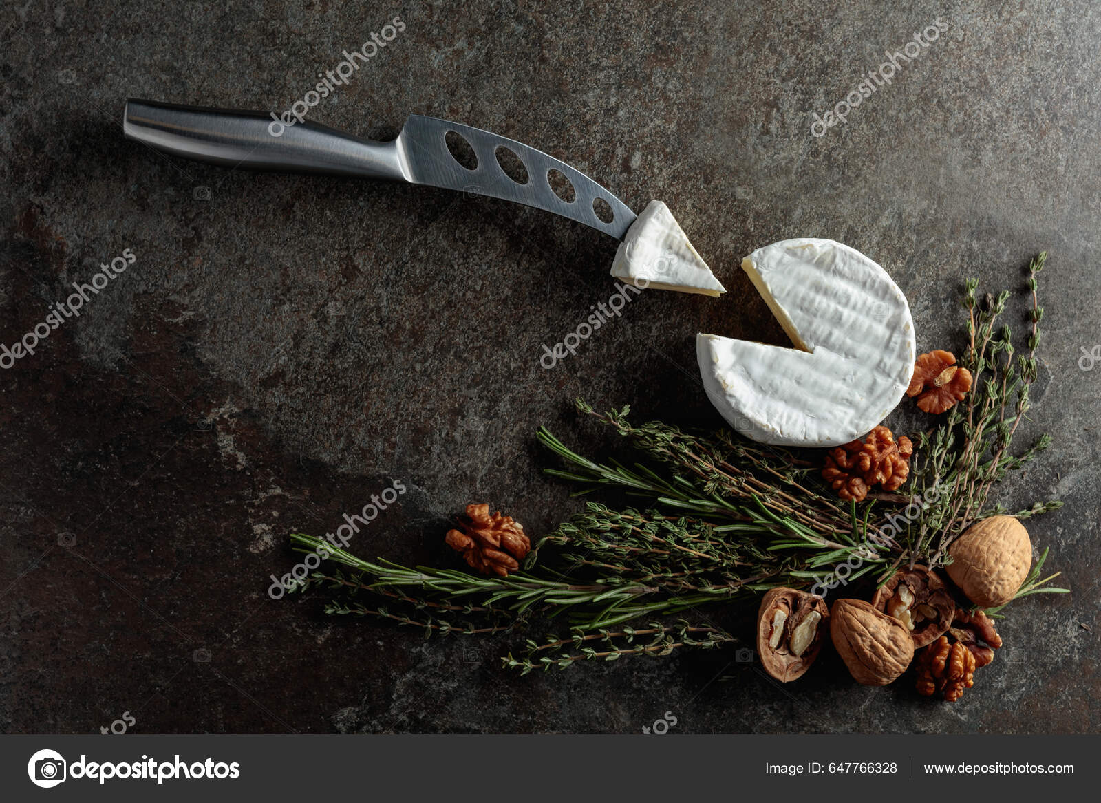 Queijo Brie Com Nozes Tomilho Alecrim Fundo Pedra Velho Queijo fotos,  imagens de © igorr1 #647766328