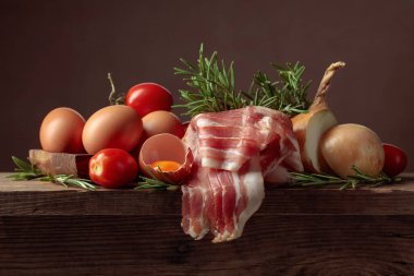 Yumurtalı, domatesli, soğanlı ve biberiyeli domuz pastırması..