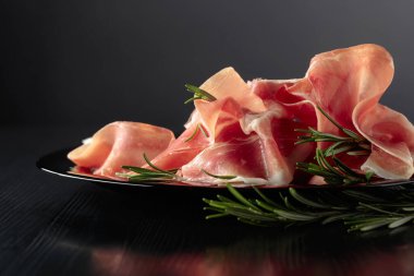 İtalyan jambonu ya da siyah tabakta biberiyeli İspanyol jamonu. Boşluğu kopyala.