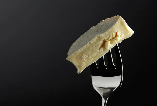 黑色背景上的卡门贝尔奶酪片 — 图库照片