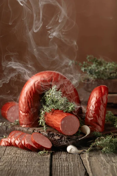 Räucherwurst Mit Thymian Und Knoblauch Wurst Natürlichen Rauch Auf Einem — Stockfoto