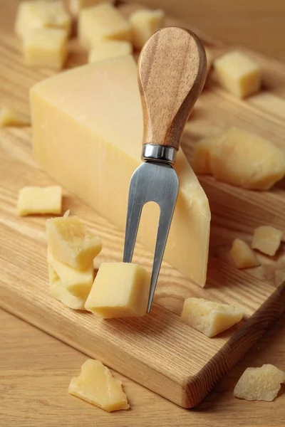 パルメザンチーズと木製のまな板にフォーク — ストック写真