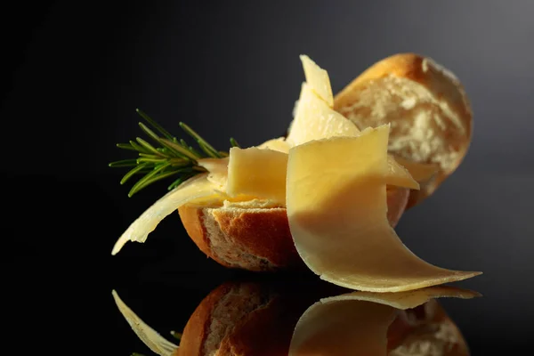黒の反射的背景にパルメザンチーズとローズマリーとサンドイッチ — ストック写真