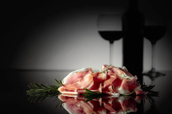 Italienischer Prosciutto Oder Spanischer Marmelade Mit Rosmarin Und Rotwein Auf — Stockfoto