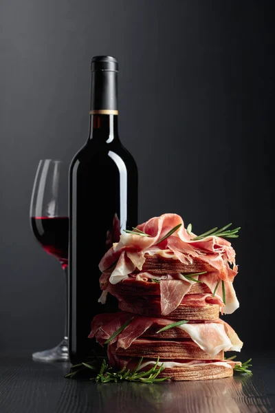 Spanish Jamon Italian Prosciutto Bread Rosemary Red Wine Black Wooden — Fotografia de Stock