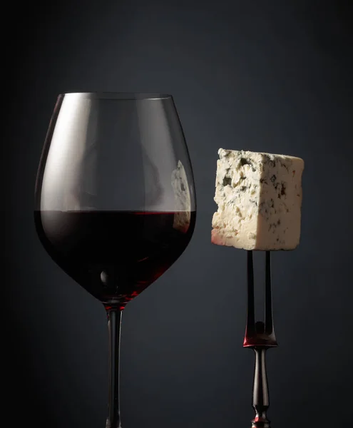 Verre Vin Rouge Fromage Bleu Sur Fond Noir — Photo