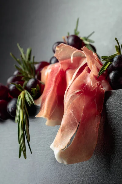 Prosciutto Red Grapes Twigs Rosemary Traditional Mediterranean Snack — Stock Photo, Image