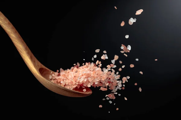 Rosafarbenes Himalaya Salz Wird Mit Einem Kochlöffel Übergossen Himalaya Salz — Stockfoto