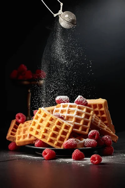 Ahududu Soslu Belçika Waffleları Siyah Arka Planda Ahududulu Waffle — Stok fotoğraf