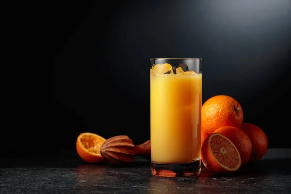 氷とガラスのオレンジジュース コピースペース付き黒の背景 — ストック写真