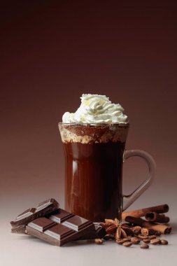 Çikolata kırıntıları serpiştirilmiş kremalı kahve. Boşluğu kopyala.