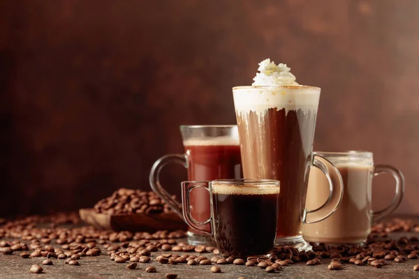 Různé Kávové Čokoládové Nápoje Roztroušenými Kávovými Zrny Hnědém Pozadí Kopírovat — Stock fotografie