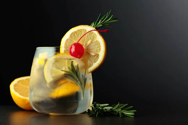 Gin Koktajlowy Plasterkami Cytryny Rozmaryn Ozdobiony Konserwowaną Wiśnią — Zdjęcie stockowe