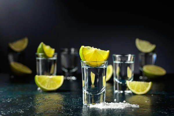 Shot Tequila Con Fette Lime Sale Marino Una Tavola Blu — Foto Stock