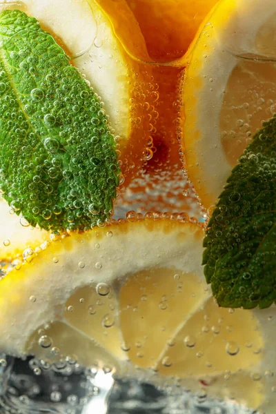 Carbonated Drink Lemon Slices Mint Macro Shot — Stock Photo, Image