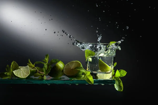 Mojito Cocktail Con Fette Lime Menta Una Fetta Calce Cade — Foto Stock