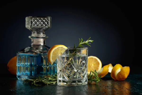 Gin Tonic Cocktail Med Citron Och Rosmarin Kopiera Utrymme — Stockfoto