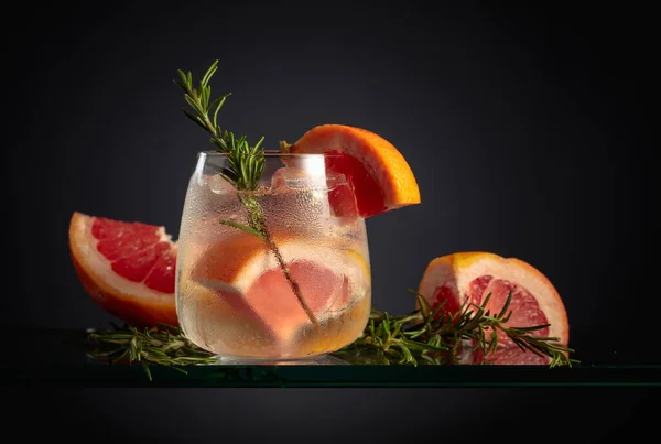 Cocktail Gin Tonic Met Ijs Grapefruit Rozemarijn Een Bevroren Glas — Stockfoto
