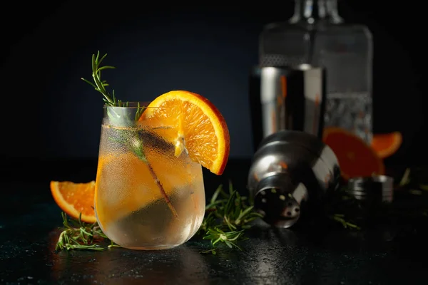 Gin Tonic Cocktail Con Ghiaccio Arancia Rosmarino Una Bevanda Rinfrescante — Foto Stock